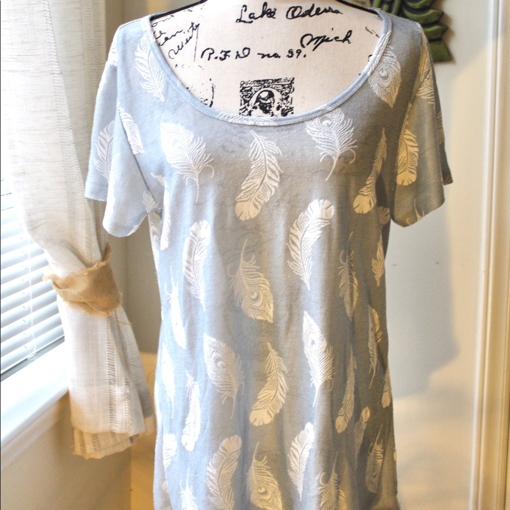 🕊🕊Pale blue with white feathers LuLaRoe shirt